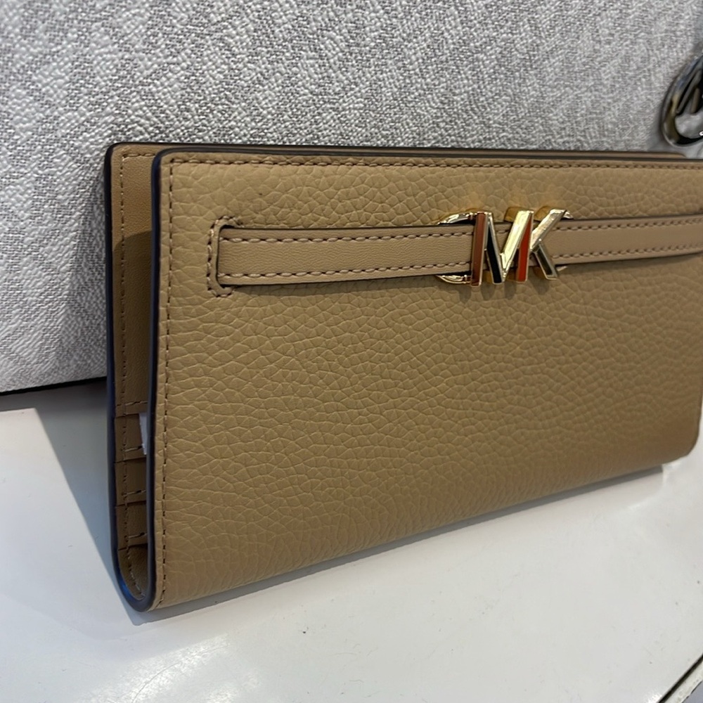 Michael Kors Reed Large Bifold Pebbled Leather Snap Wallet Card Case 
Camel 
NWT - Picture 2 of 16